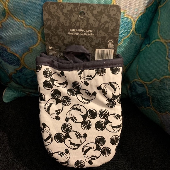 Disney Mickey Mouse Oven Mitt NEW - Picture 2 of 4